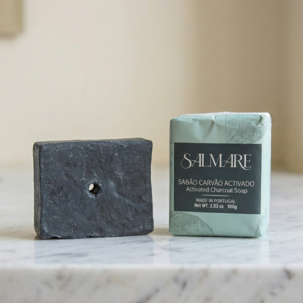 Sabão artesanal preto de carvão ativado com furo central Salmare.